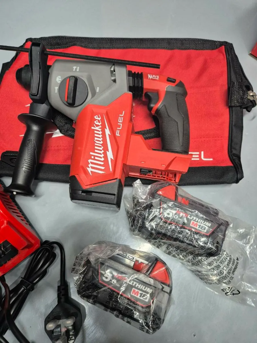 Milwaukee M18FH FUEL SDS-PLUS Hammer Drill Kit - Image 2