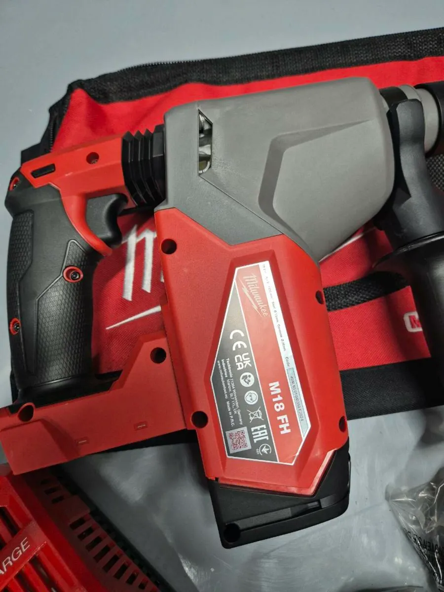 Milwaukee M18FH FUEL SDS-PLUS Hammer Drill Kit - Image 4