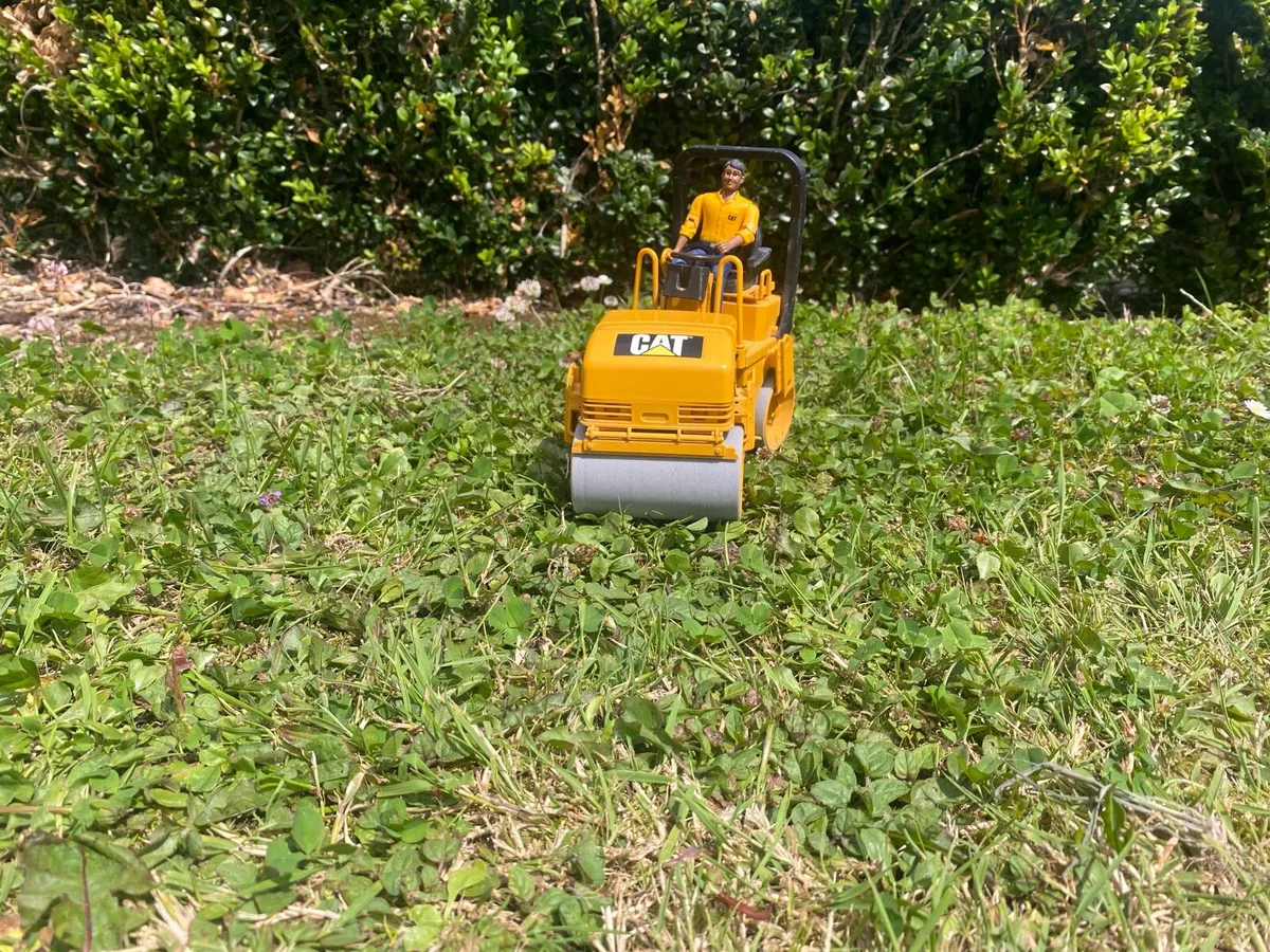 Bruder toy cat roller - Image 2