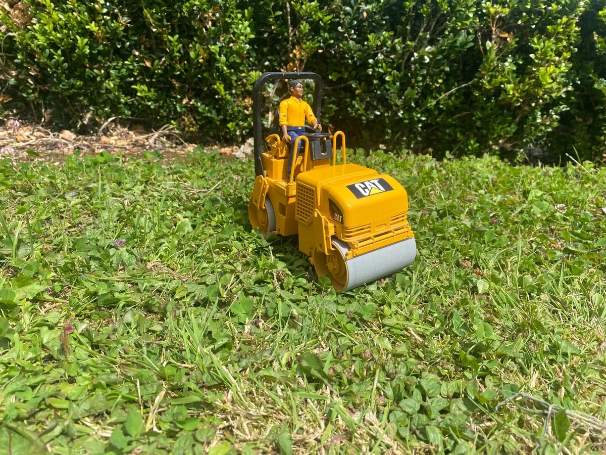 Bruder toy cat roller - Image 4