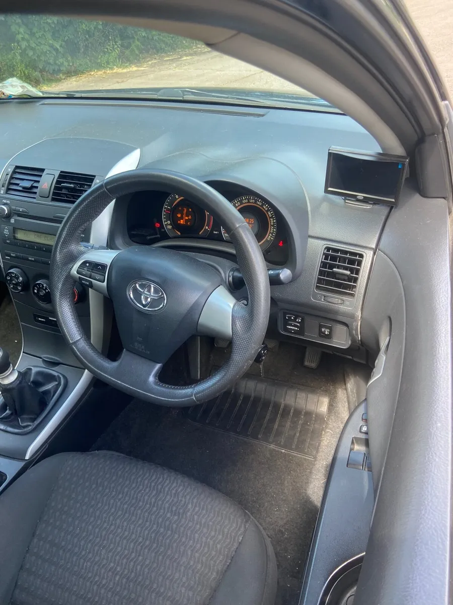 Toyota Corolla 2011 - Image 2