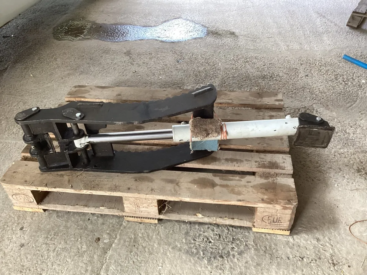 5 FOOT DIGGER RAKE BUCKET and THUMB - Image 3
