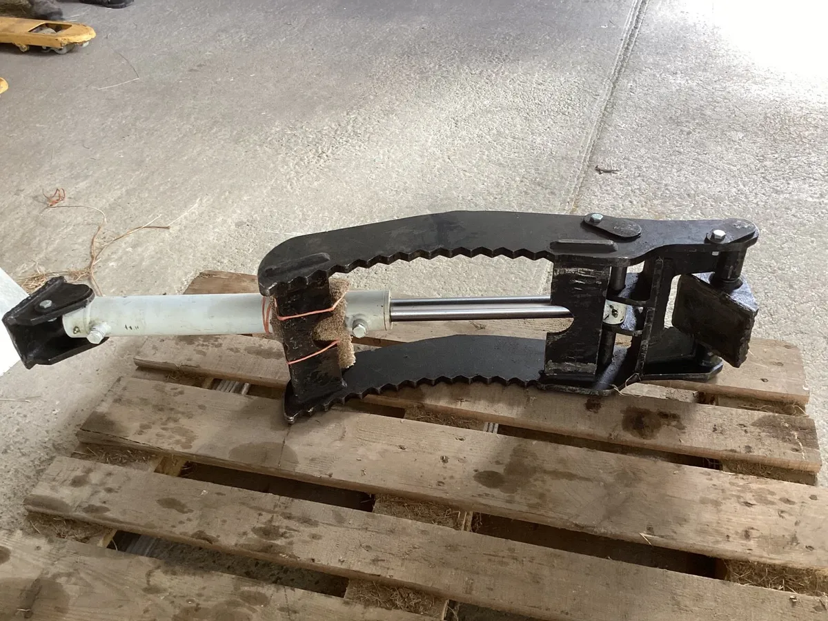5 FOOT DIGGER RAKE BUCKET and THUMB - Image 4