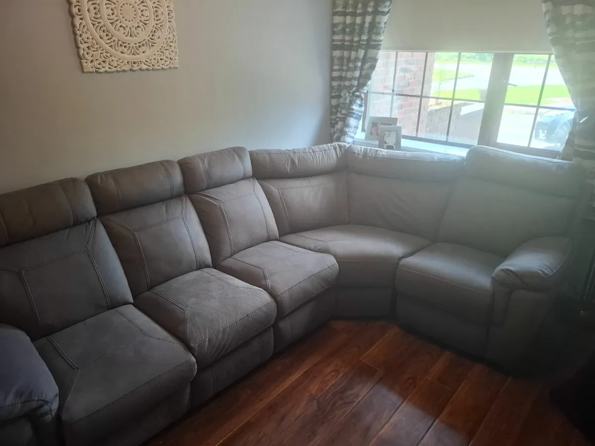 Corner Couch with end recliners - Image 1