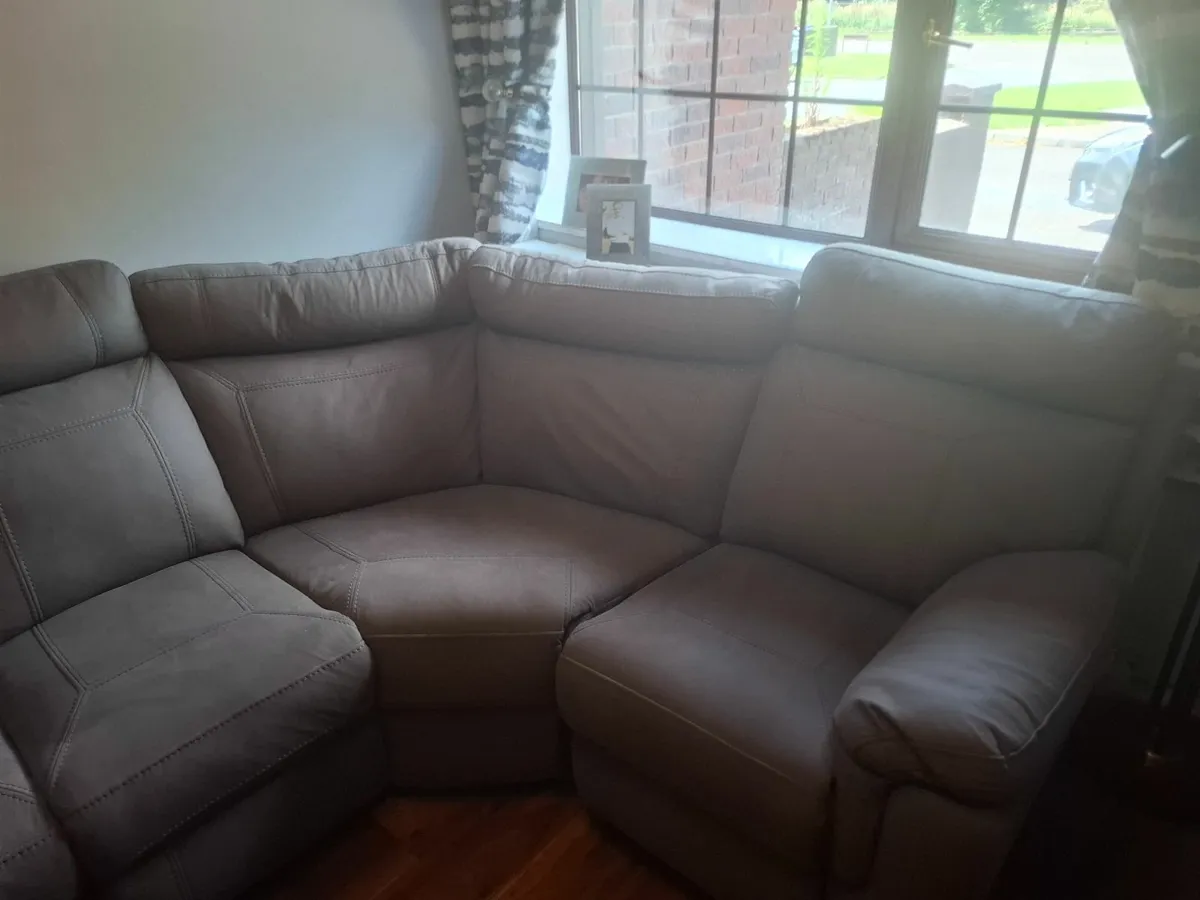 Corner Couch with end recliners - Image 3
