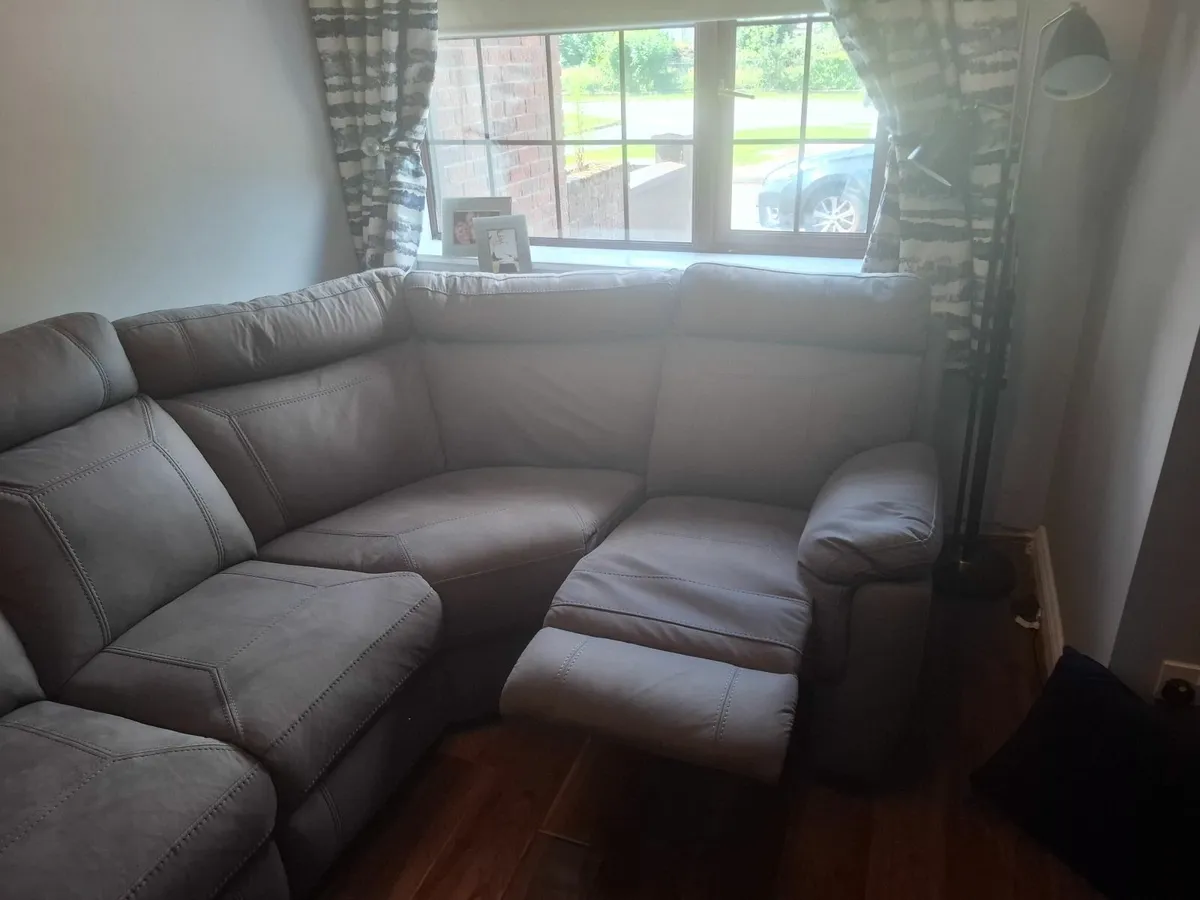 Corner Couch with end recliners - Image 4