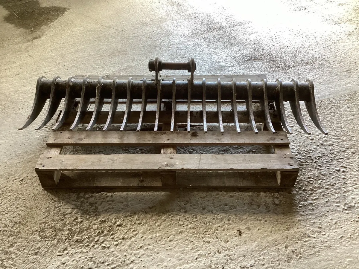 5 FOOT DIGGER RAKE BUCKET and THUMB - Image 1