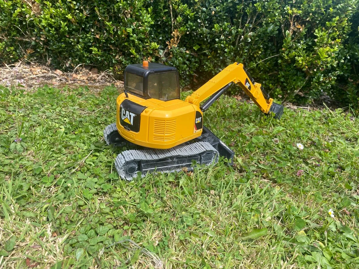 Bruder toy cat digger - Image 4