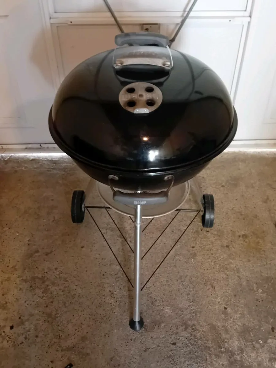 Weber 57cm Compact Kettle BBQ - Image 1