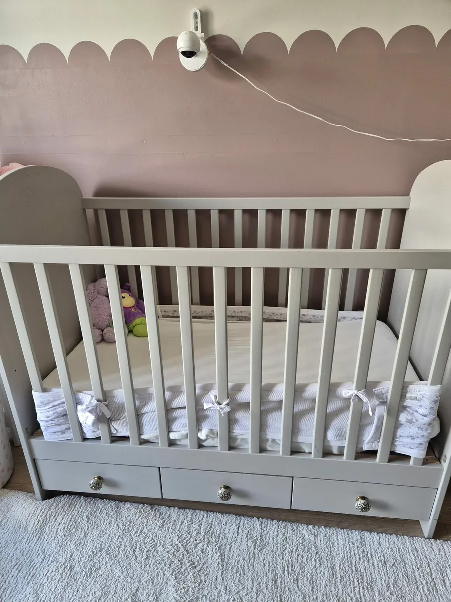 Cot and drawers - Image 1