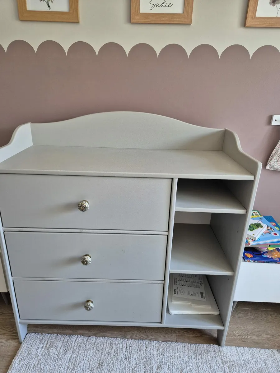 Cot and drawers - Image 4