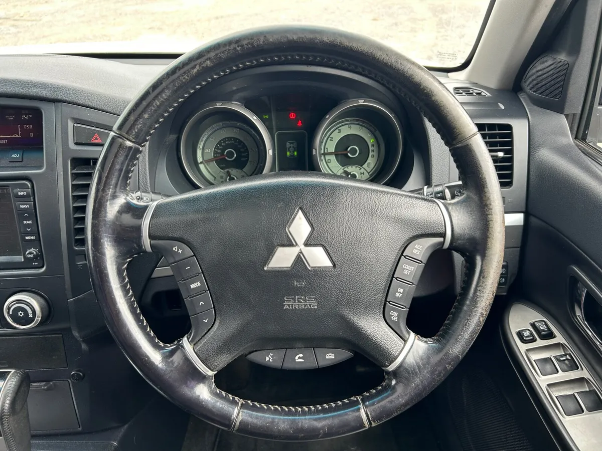 Mitsubishi Shogun  2010 - Image 2