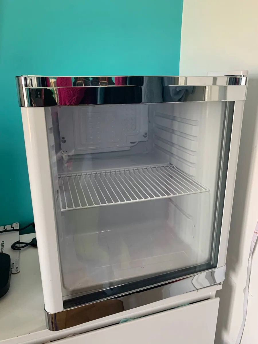 Mini fridge - Image 1