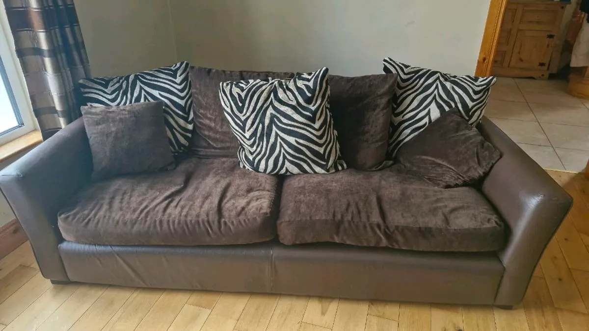 Suite of furniture - Image 1