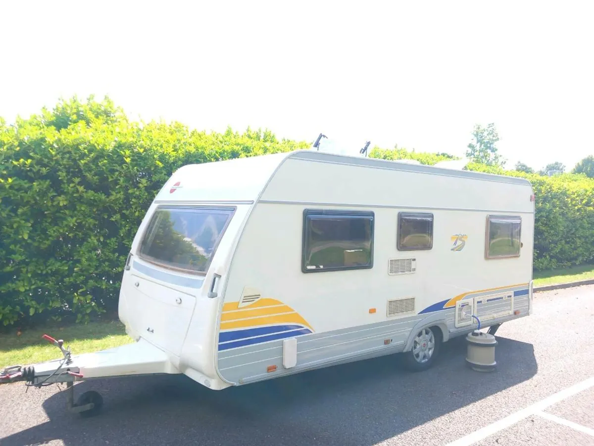 Burstner caravan 4/5 berth with fixed bedroom - Image 2