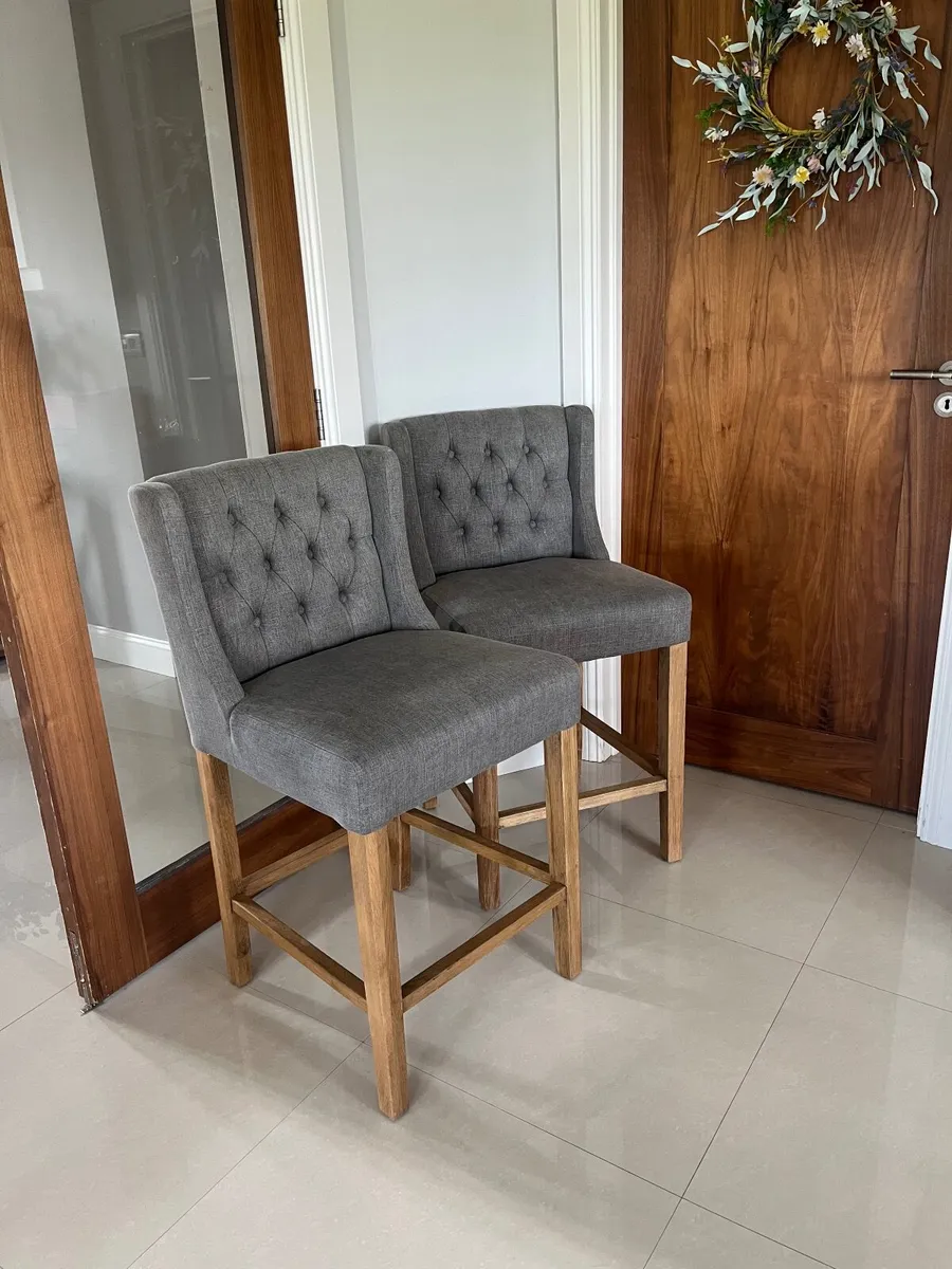 Chairs / island stools - Image 1