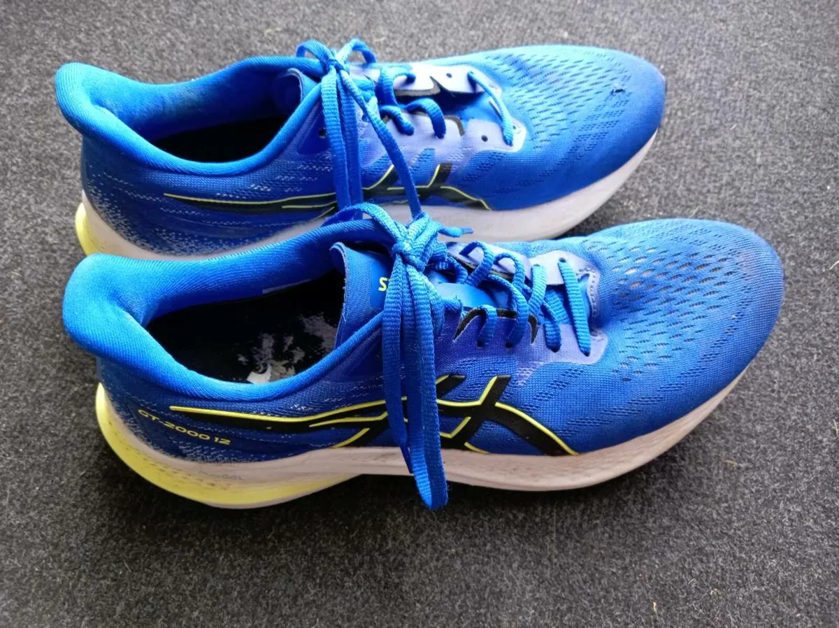 Asics GT 2000-12 runners UK 9.5 - Image 1