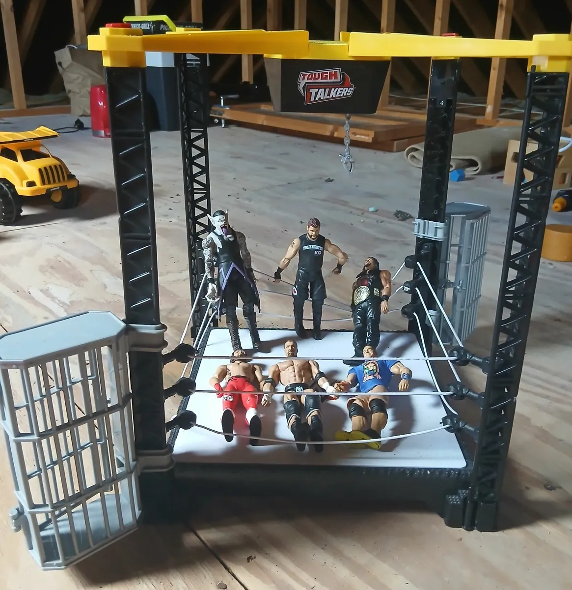 Wrestling ring & 6 wrestlers - Image 1