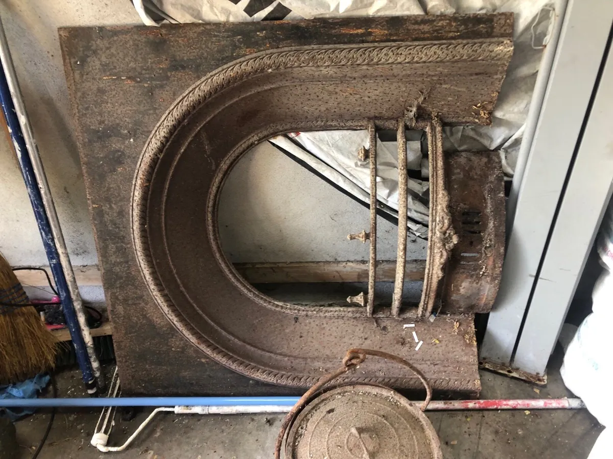 Old cast iron fireplace and skillet pot - Image 1