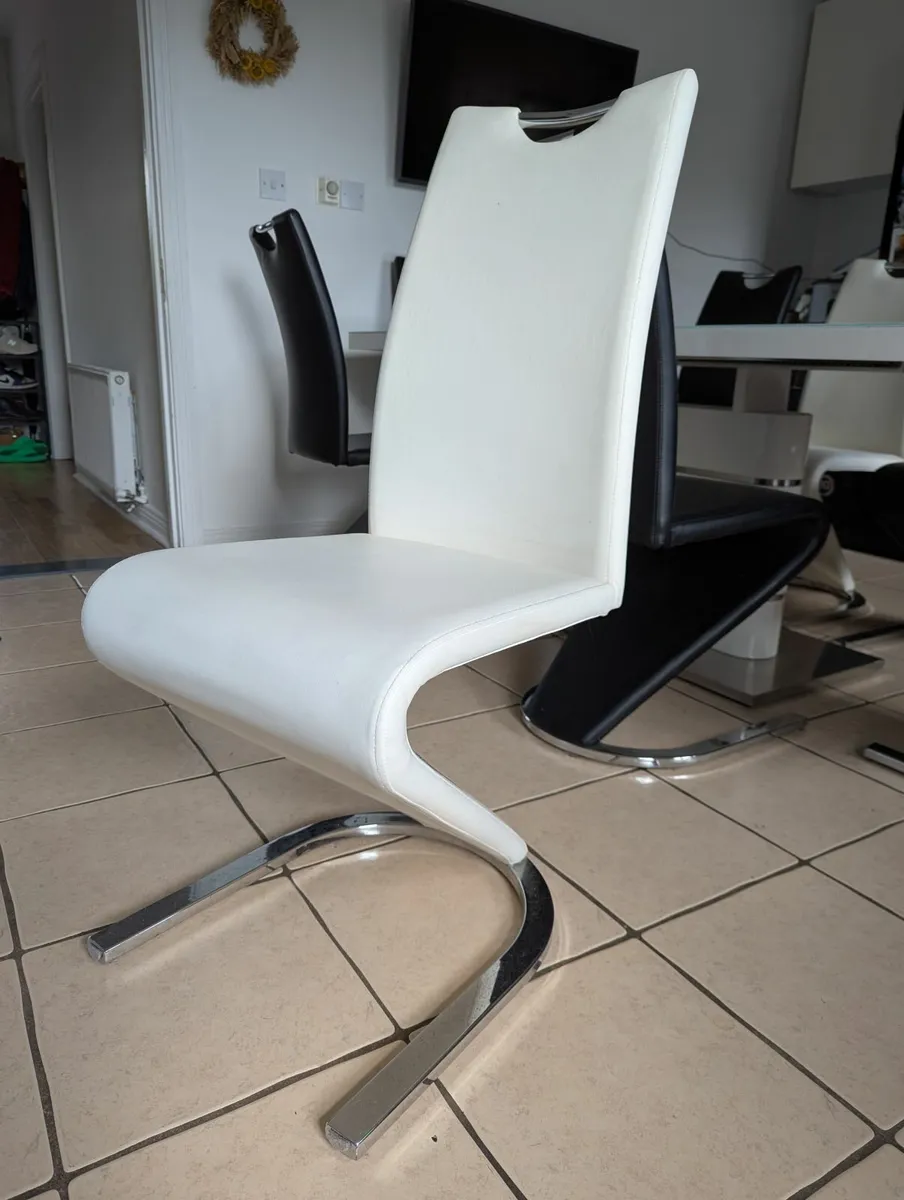 Kitchen Table and Chairs - Image 2