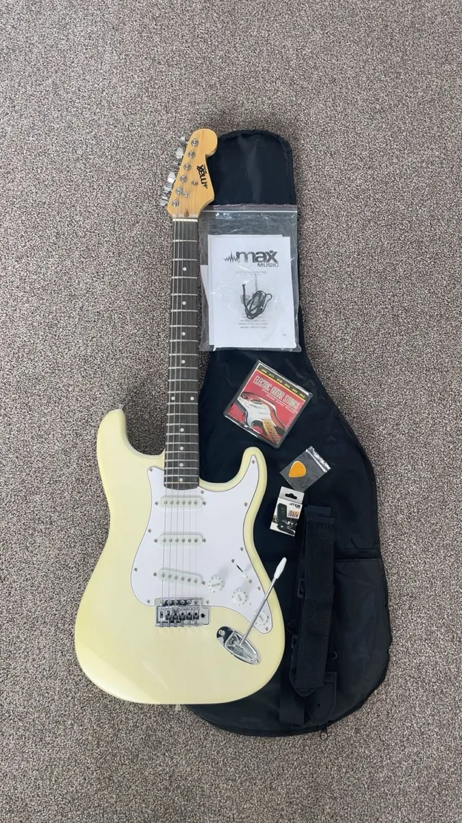 Electric guitar starter bundle - Amp included - Image 1