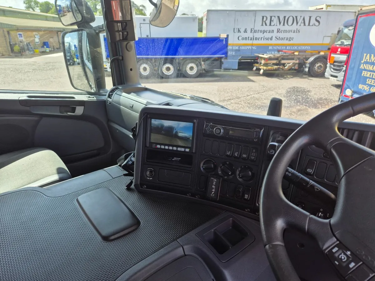 2017 (Dec) Scania 6x2 rear lift & steer, full air - Image 4
