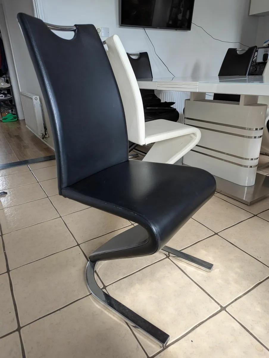 Kitchen Table and Chairs - Image 3