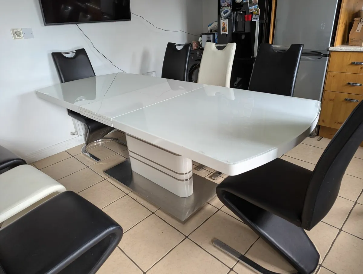 Kitchen Table and Chairs - Image 4