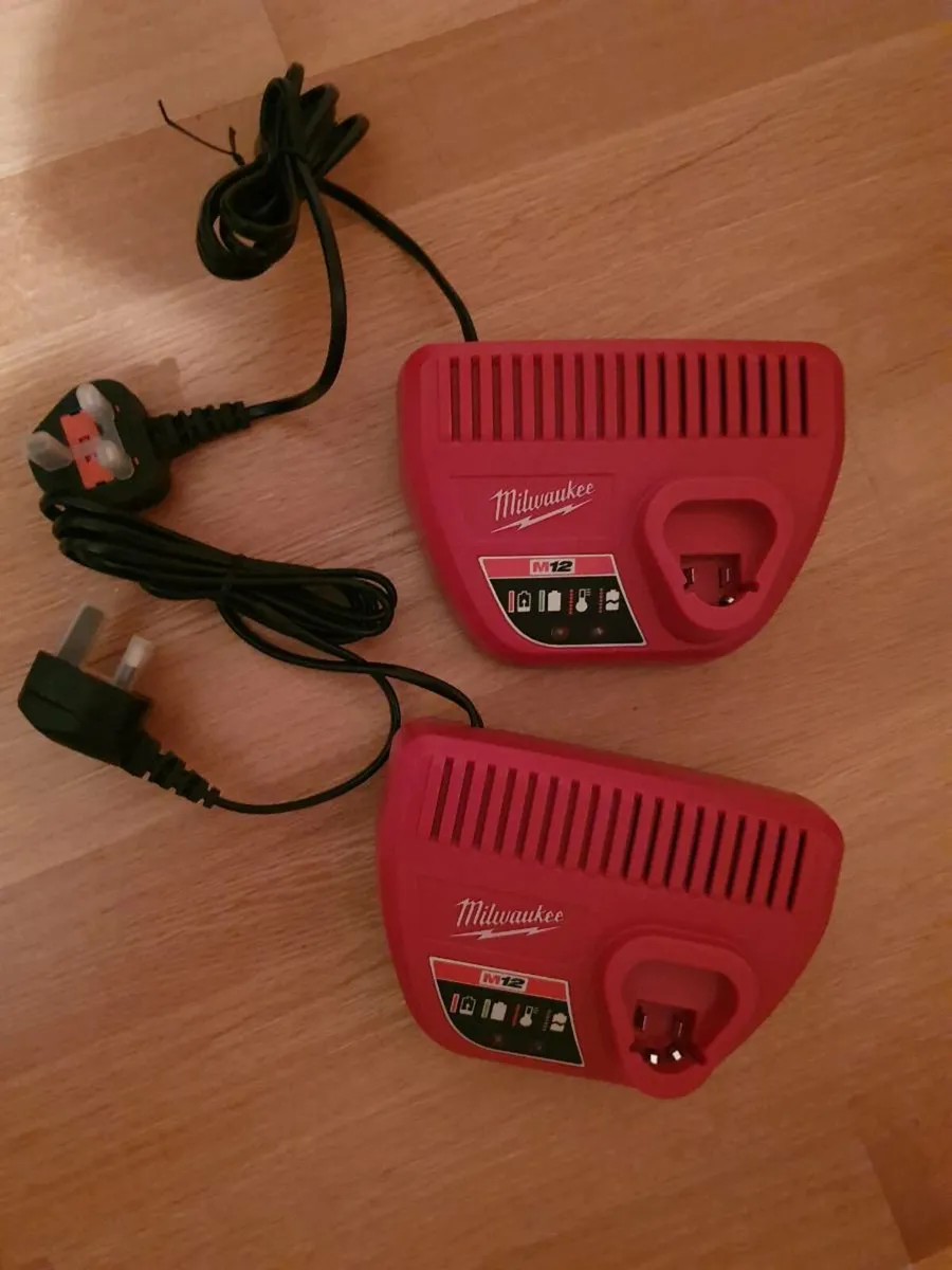 Milwaukee M12 Charger - Image 2