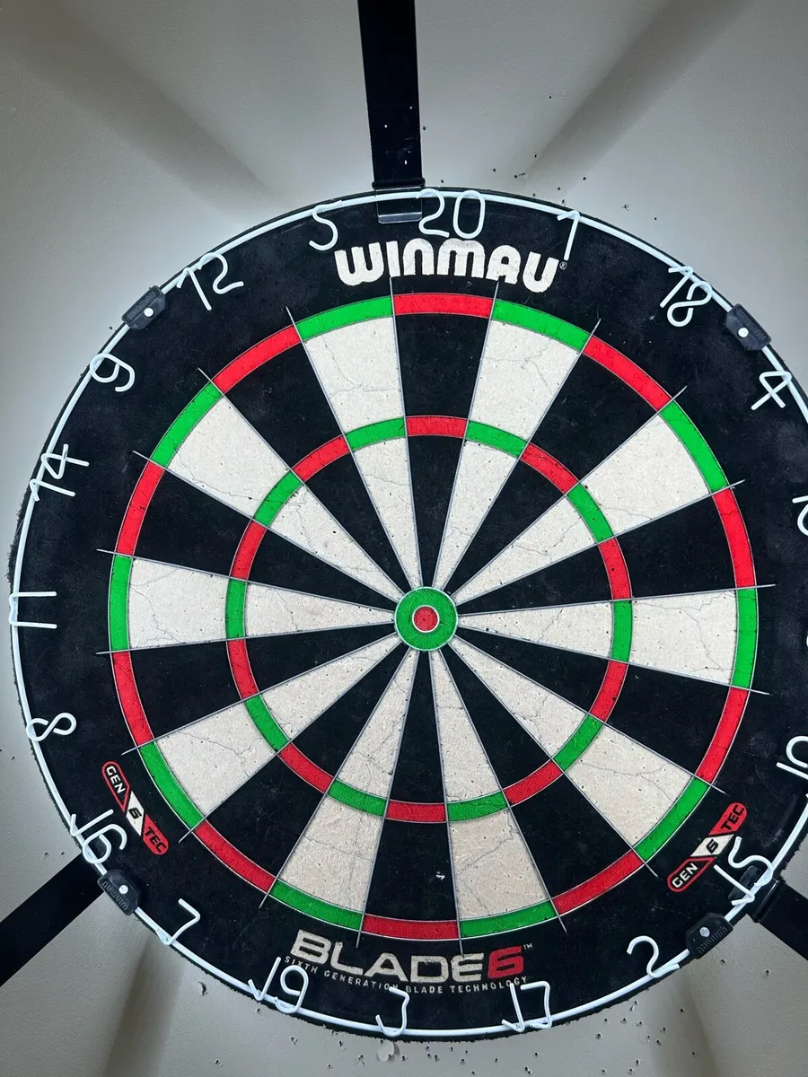 Winmau blade 6 dart board with LED ring - Image 1