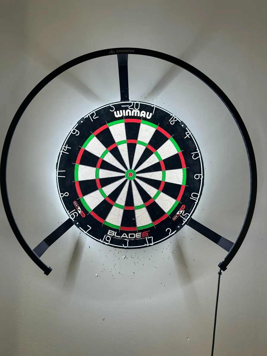 Winmau blade 6 dart board with LED ring - Image 2