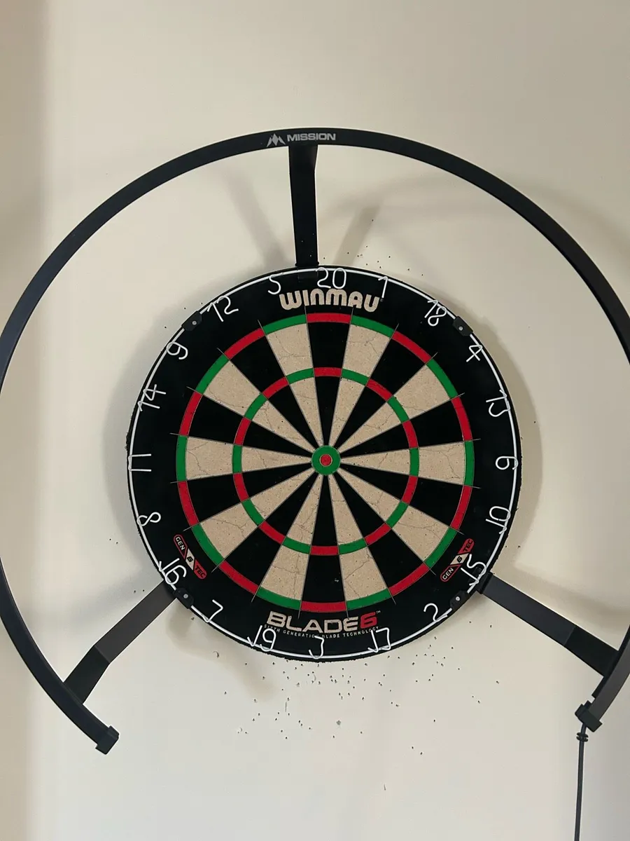 Winmau blade 6 dart board with LED ring - Image 4