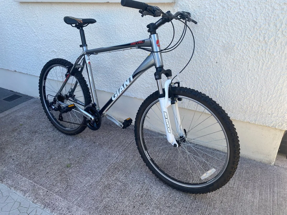As New Giant REVEL3 XL 21 speed 26 inch - Image 1