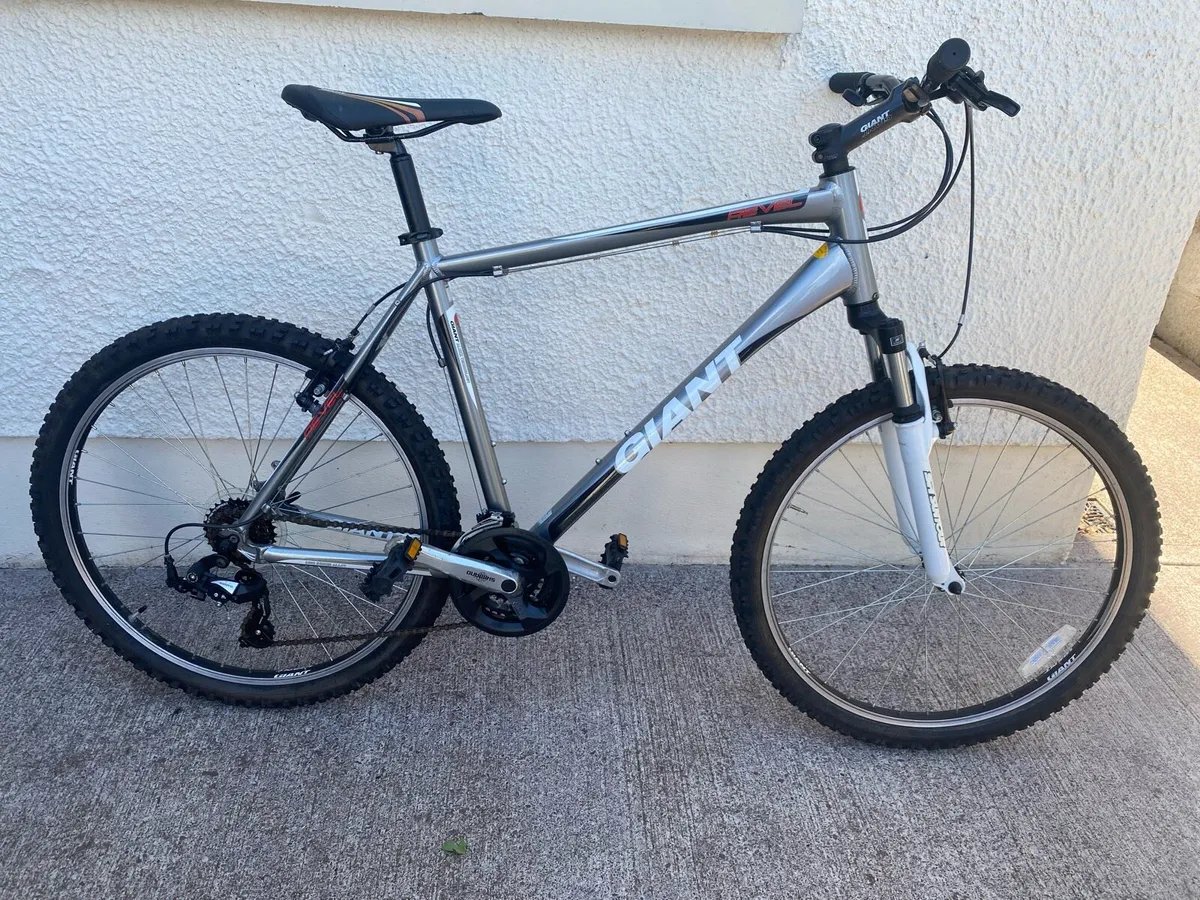 As New Giant REVEL3 XL 21 speed 26 inch - Image 2