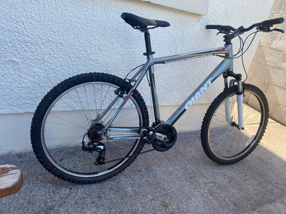 As New Giant REVEL3 XL 21 speed 26 inch - Image 3