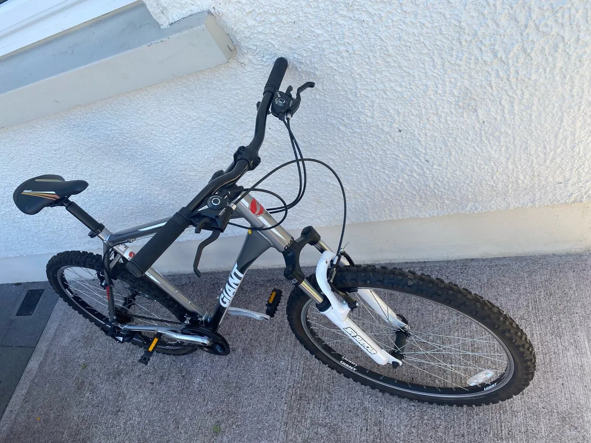 As New Giant REVEL3 XL 21 speed 26 inch - Image 4