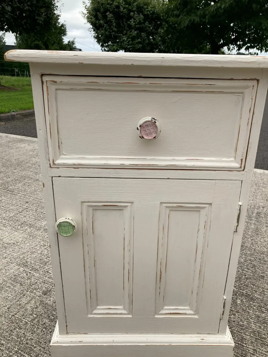 Pair of shabby chic bedside lockers & table - Image 2