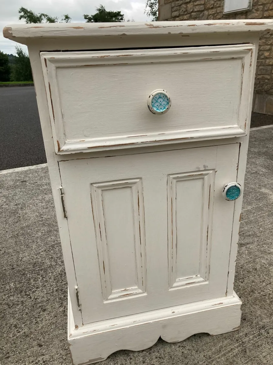Pair of shabby chic bedside lockers & table - Image 3