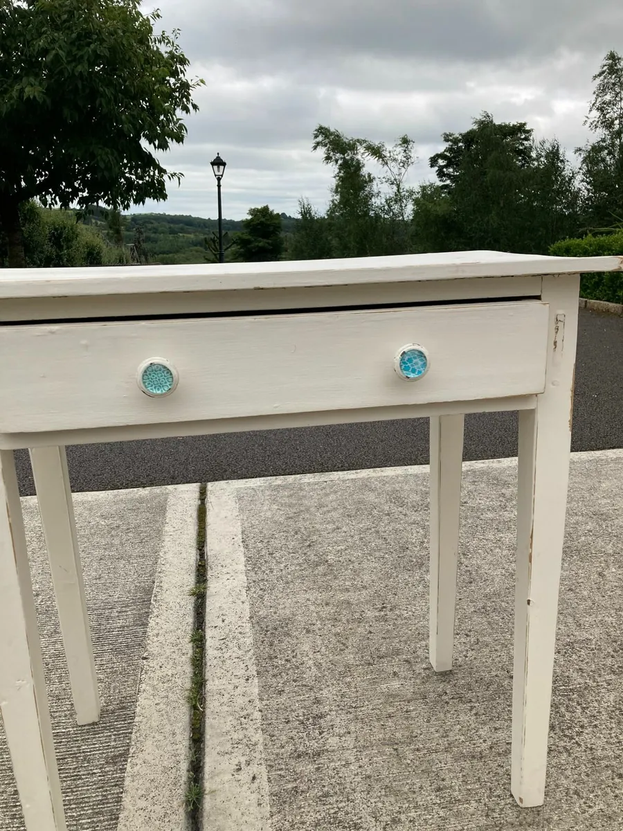 Pair of shabby chic bedside lockers & table - Image 4