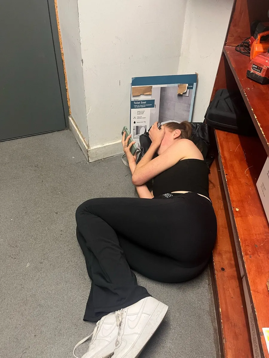 Useless waitress - Image 1