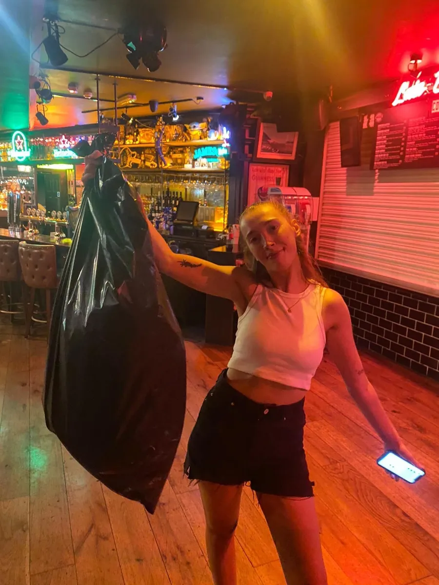 Useless waitress - Image 2