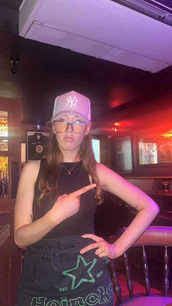 Useless waitress - Image 3