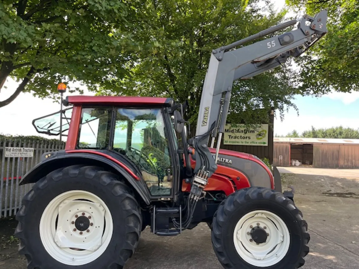 2006 Valtra N121 4wd c/w F/links & Q55 loader - Image 1