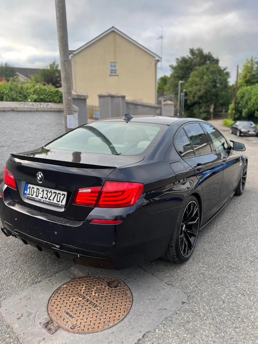 BMW 5-Series 2010 - Image 2