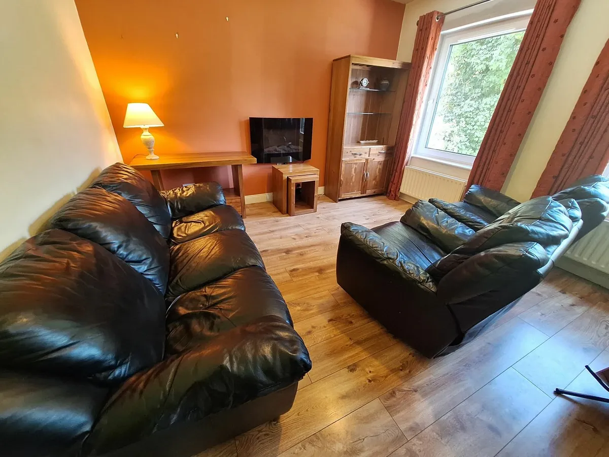 Leather suite (3 seater sofa and 2 recliners) - Image 1