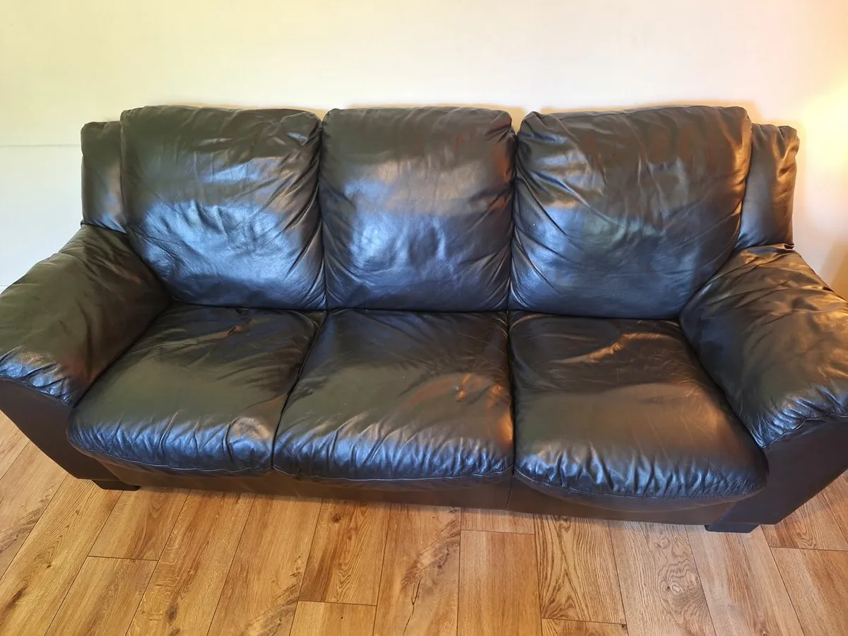 Leather suite (3 seater sofa and 2 recliners) - Image 2