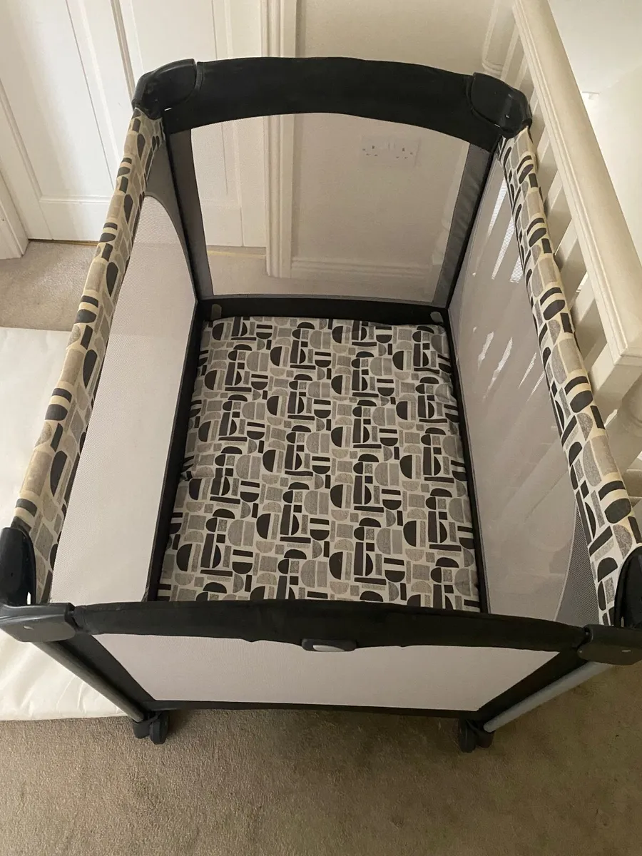 Travel cot - Image 2