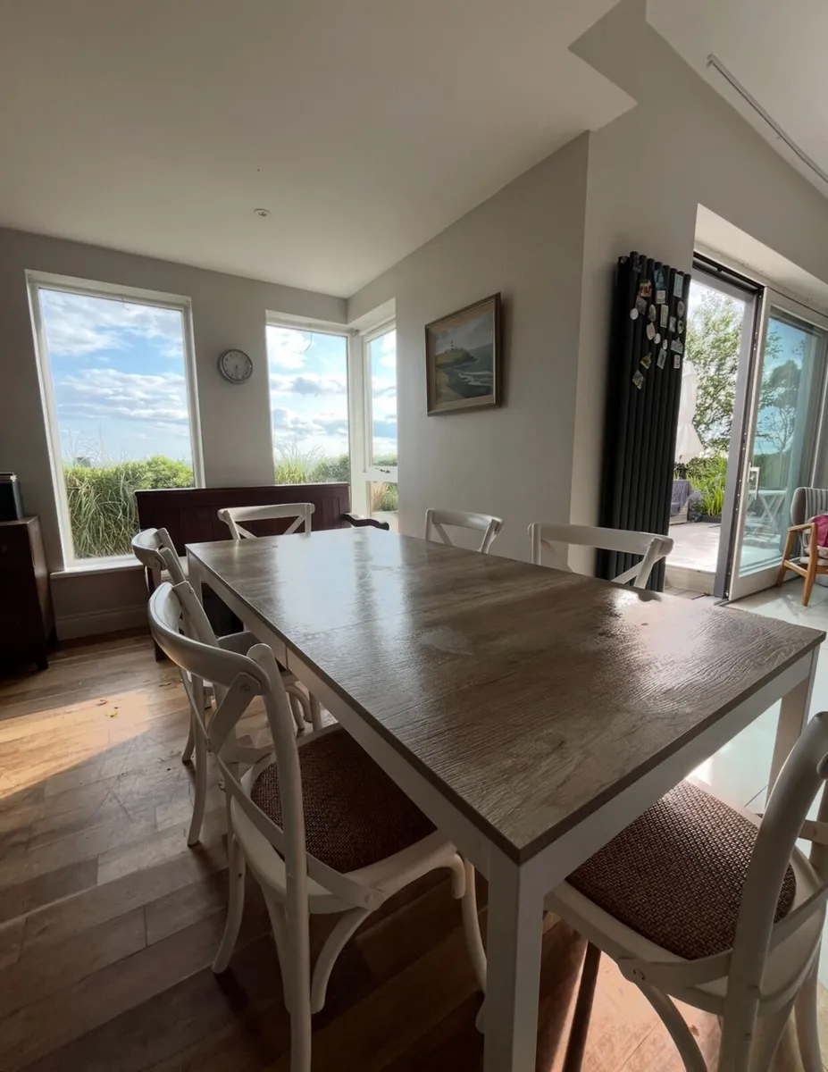 Extendable dining table - Image 1