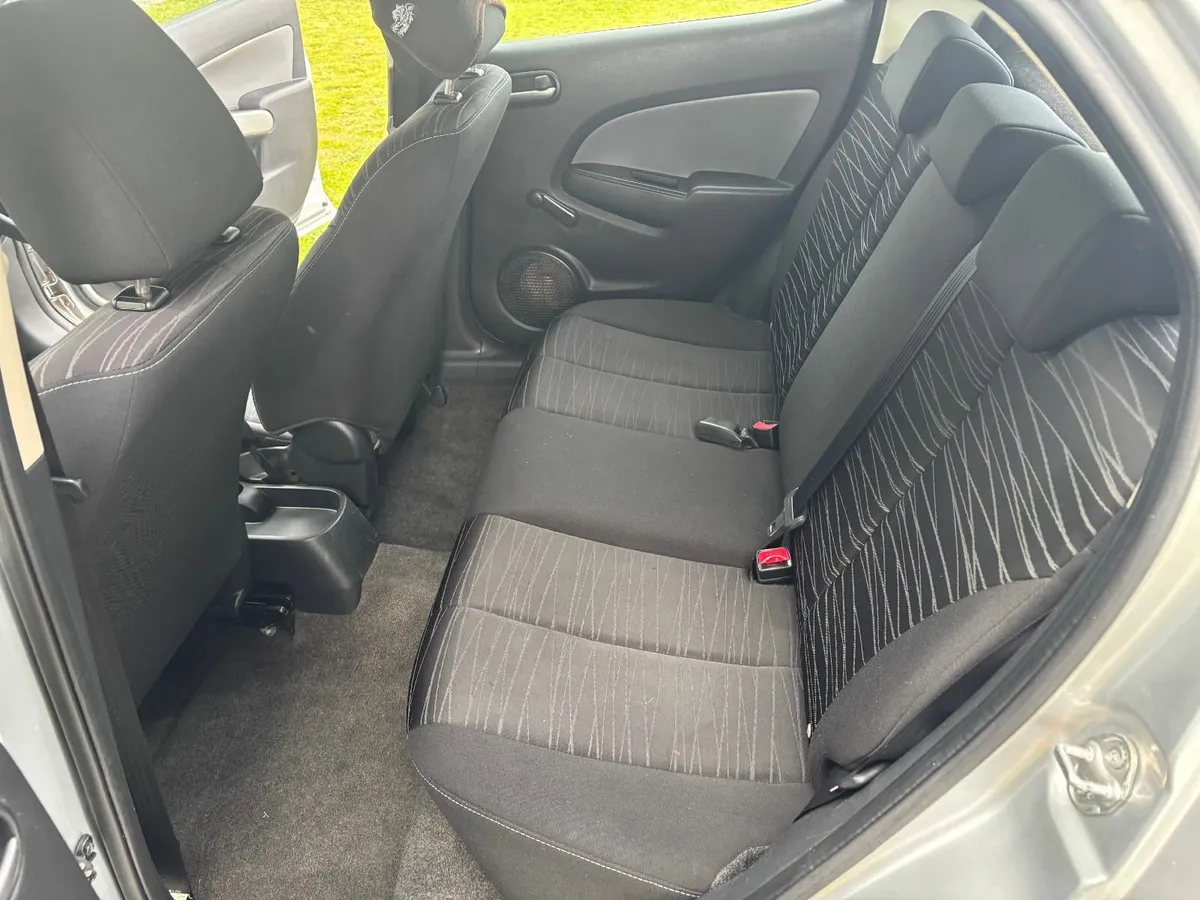 Mazda2 2010 - Image 4