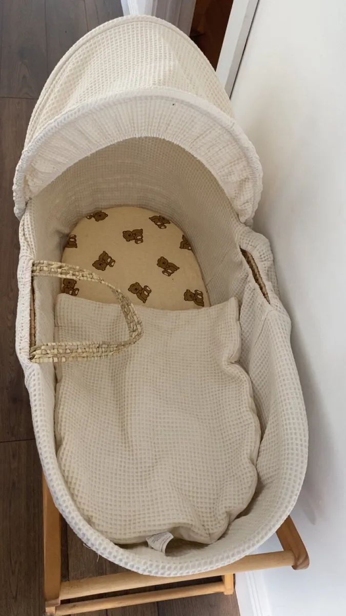 Moses basket and stand